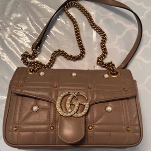 Beige GUCCI
Calfskin Matelasse Studded Small
Pearly GG Marmont Shoulder Bag